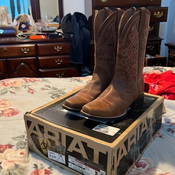 Ariat Shoes - ARIAT Rundown square toe 7b western cowgirl boot.  BRAND NEW